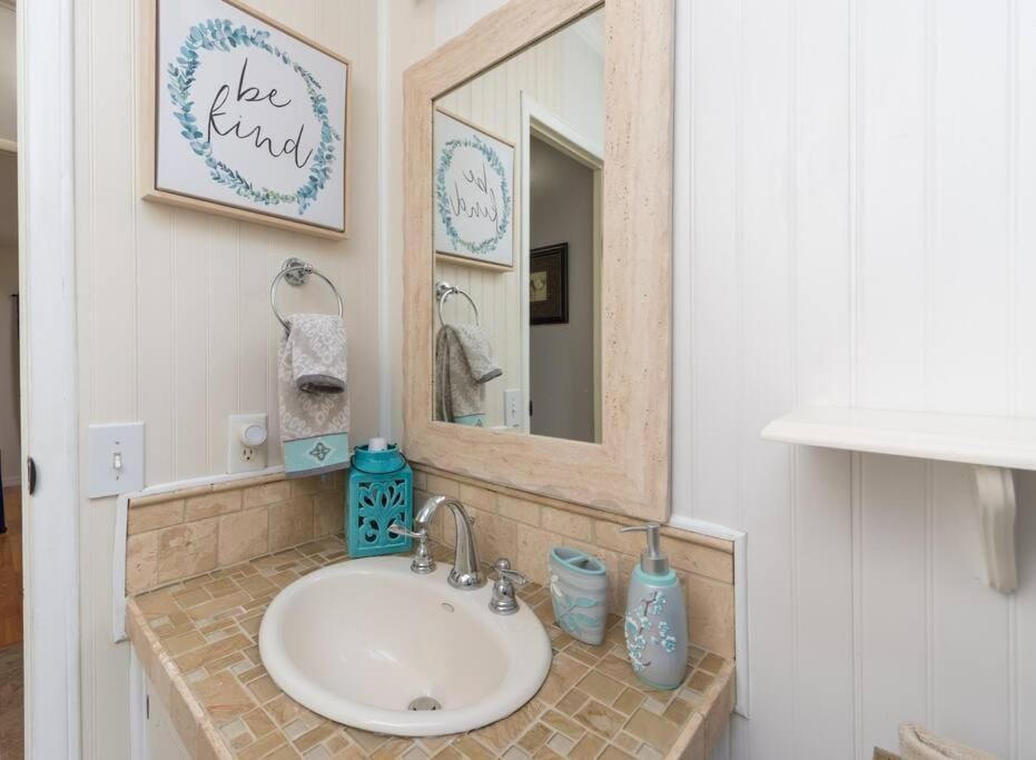 Shower, Toilet, Bathroom, hair dryier, heating, towels, air conditioner
