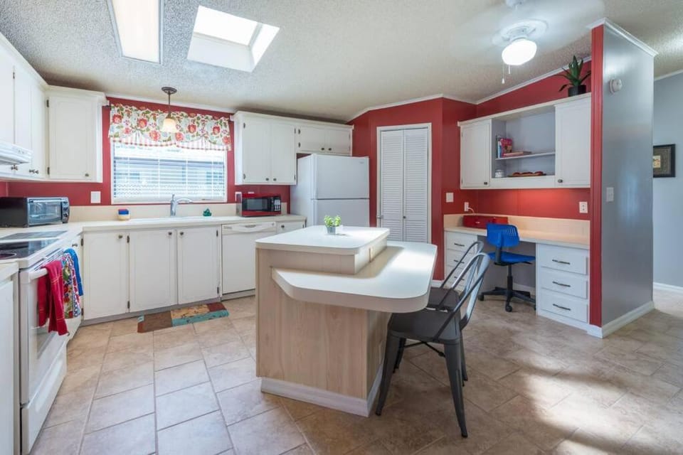 Coffee/tea facilities, Kitchen or kitchenette, Seating area, Dining area, dishwasher, oven, pet friendly, stove