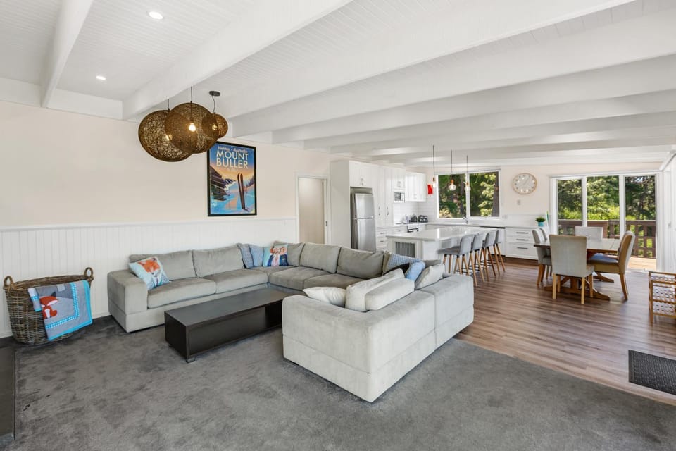 Kitchen or kitchenette, Living room, Seating area, Dining area