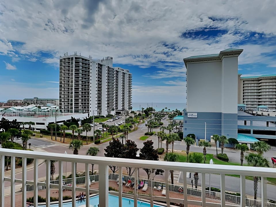 Property building, Balcony/Terrace, Pool view, Sea view