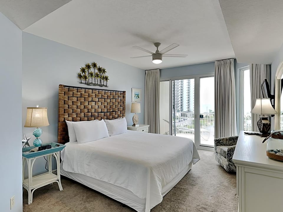 Bed, Balcony/Terrace, Seating area, Bedroom, City view, furniture