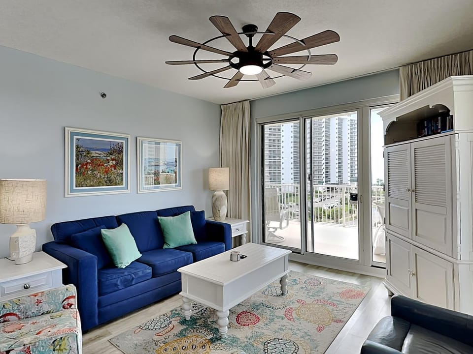 Balcony/Terrace, Living room, Seating area, City view, furniture