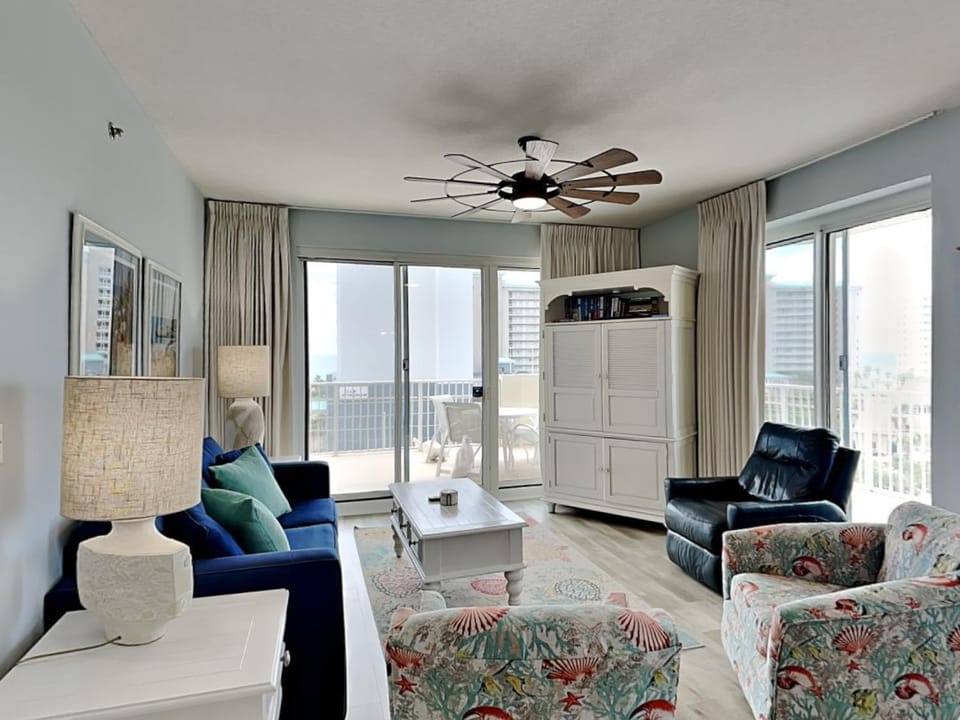 View (from property/room), Balcony/Terrace, Living room, Seating area, City view, furniture