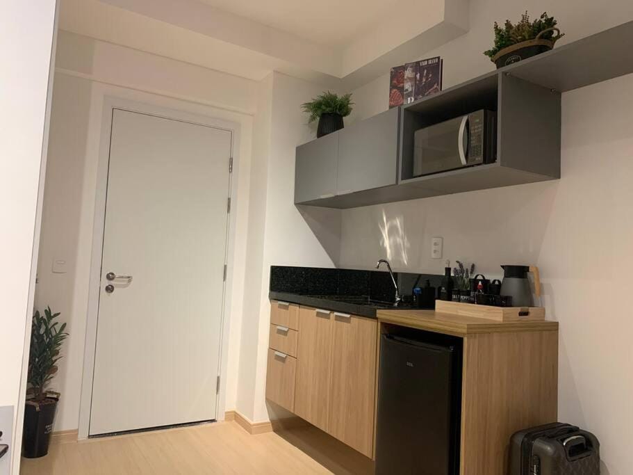 Kitchen or kitchenette, minibar