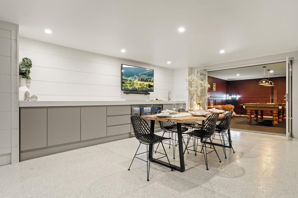 Photo of the whole room, Dining area