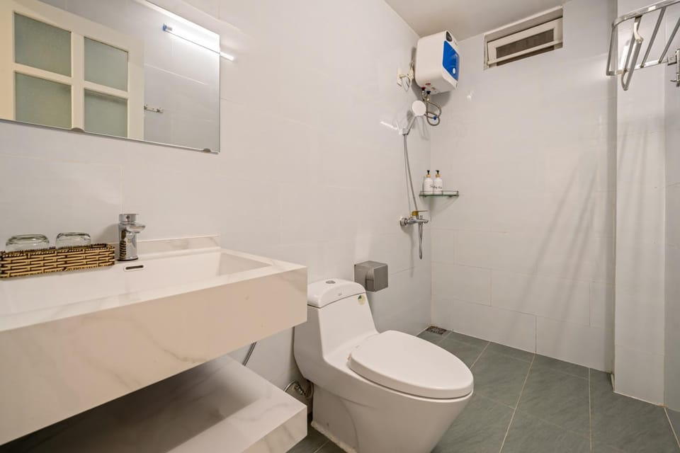 Toilet, towels