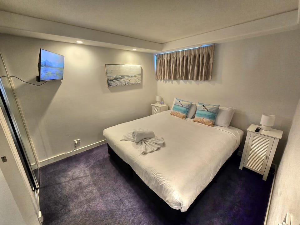 Bed, TV and multimedia, Photo of the whole room, Bedroom, towels