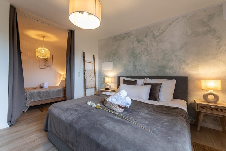 Bed, Photo of the whole room, Bedroom, towels