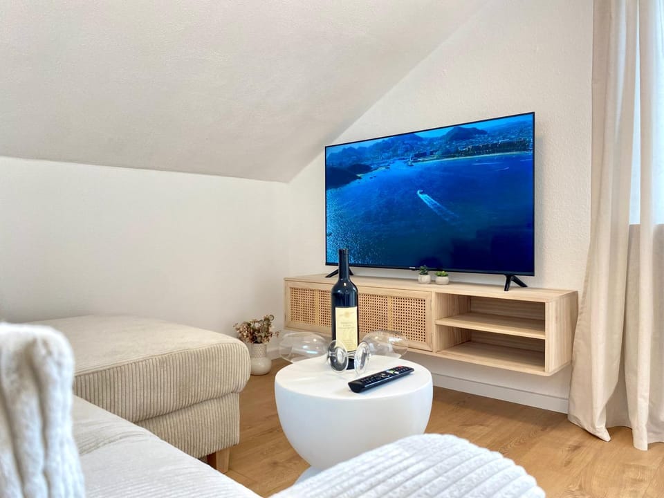TV and multimedia, Living room, Seating area, Evening entertainment