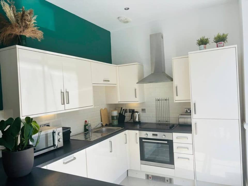 2 Historic Tenby Tourist Favourite -Steps to Beach Apartment in Wales