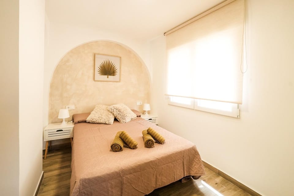 Photo of the whole room, Bedroom