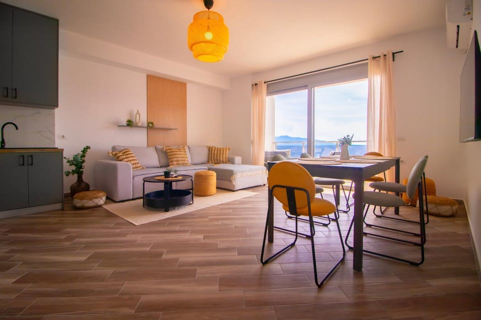 Kitchen or kitchenette, Living room, Seating area, Dining area