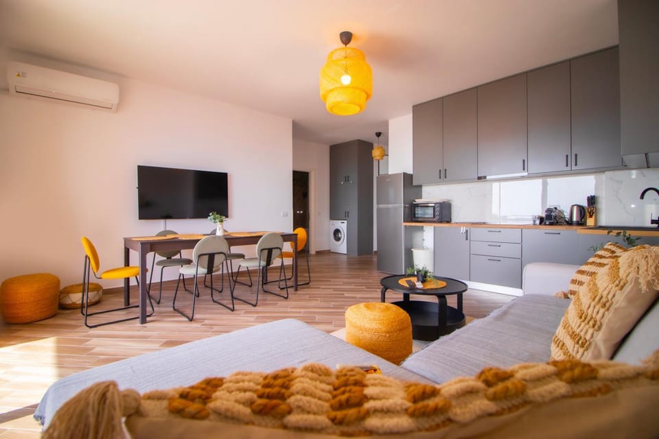 TV and multimedia, Living room, Photo of the whole room, Dining area, air conditioner