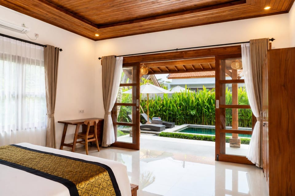 Bedroom, Swimming pool, wardrobe