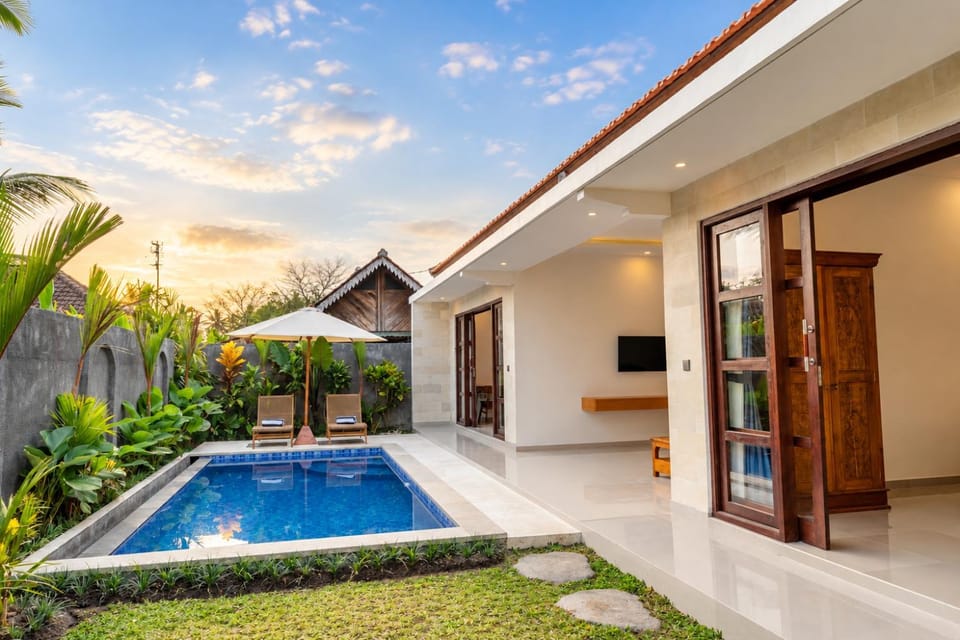 Property building, Patio, Communal lounge/ TV room, Day, Garden, TV and multimedia, Evening entertainment, Garden view, Pool view, Swimming pool, sunbed