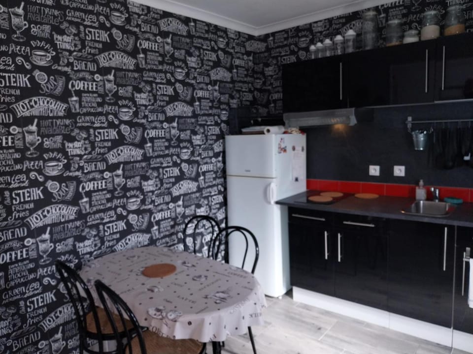 Kitchen or kitchenette, Dining area