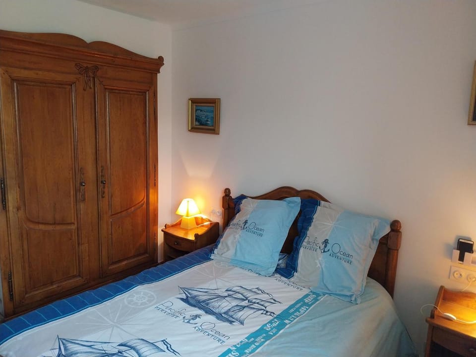 Bed, Photo of the whole room, Bedroom, wardrobe