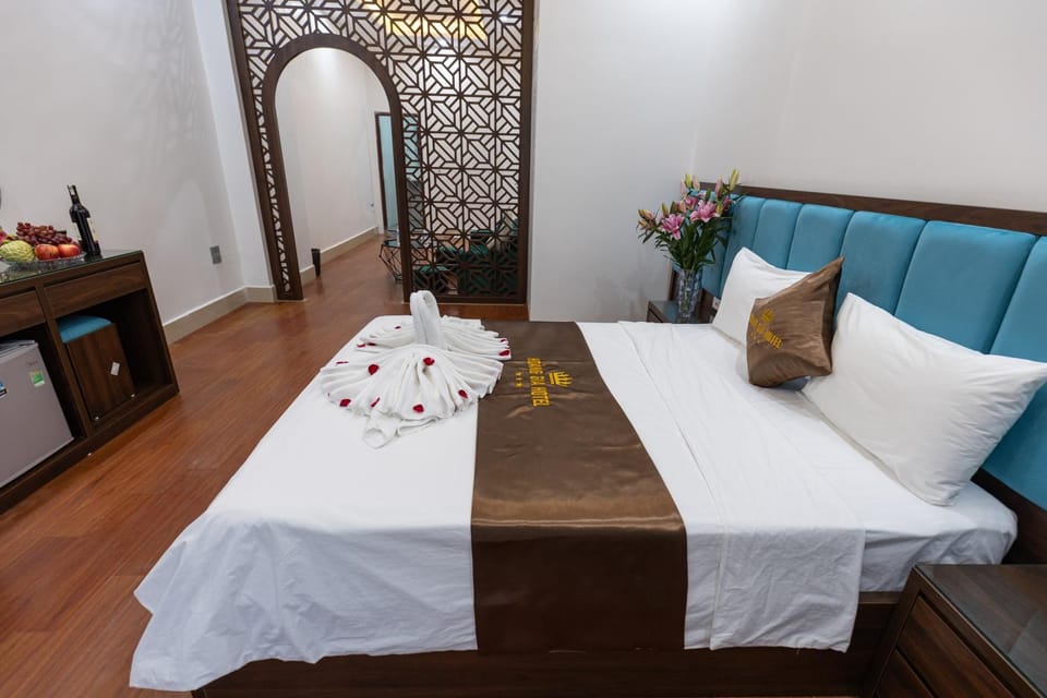 Bed, Photo of the whole room, Seating area, Dining area, Bedroom, wardrobe