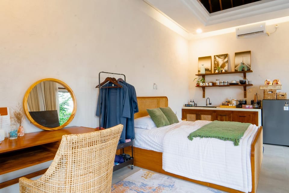 Bed, Photo of the whole room, Seating area, Bedroom