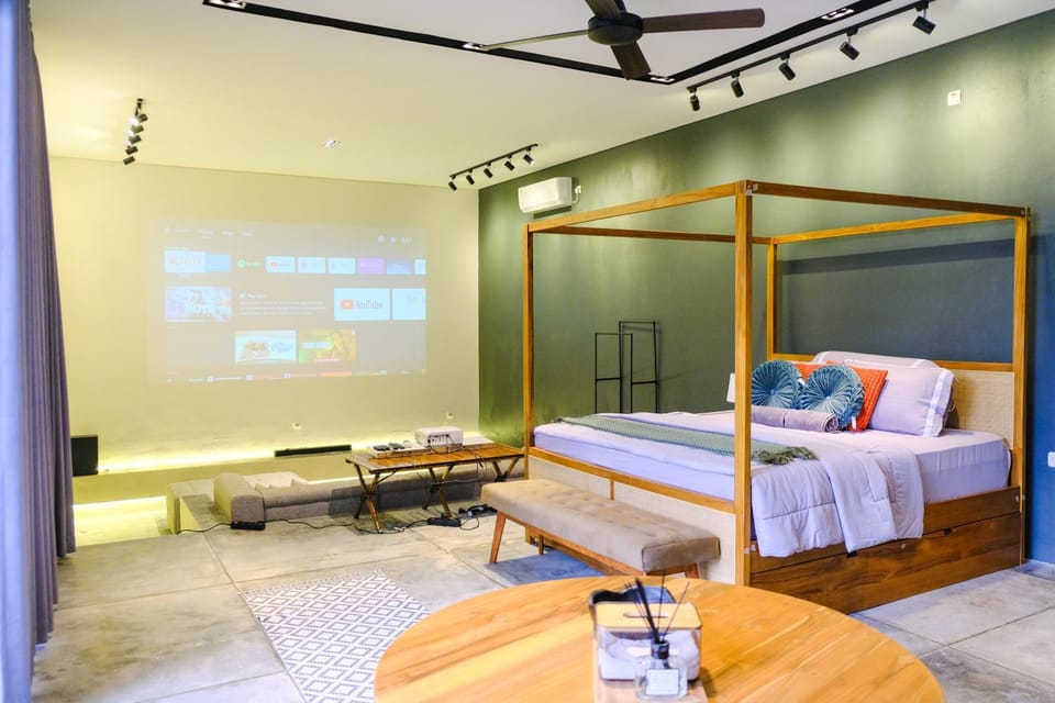 Bed, TV and multimedia, Photo of the whole room, Seating area, Bedroom