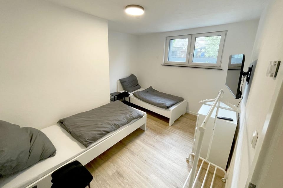 Bed, TV and multimedia, Photo of the whole room, Bedroom