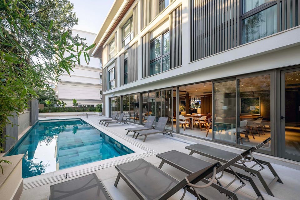 Property building, Swimming pool, sunbed