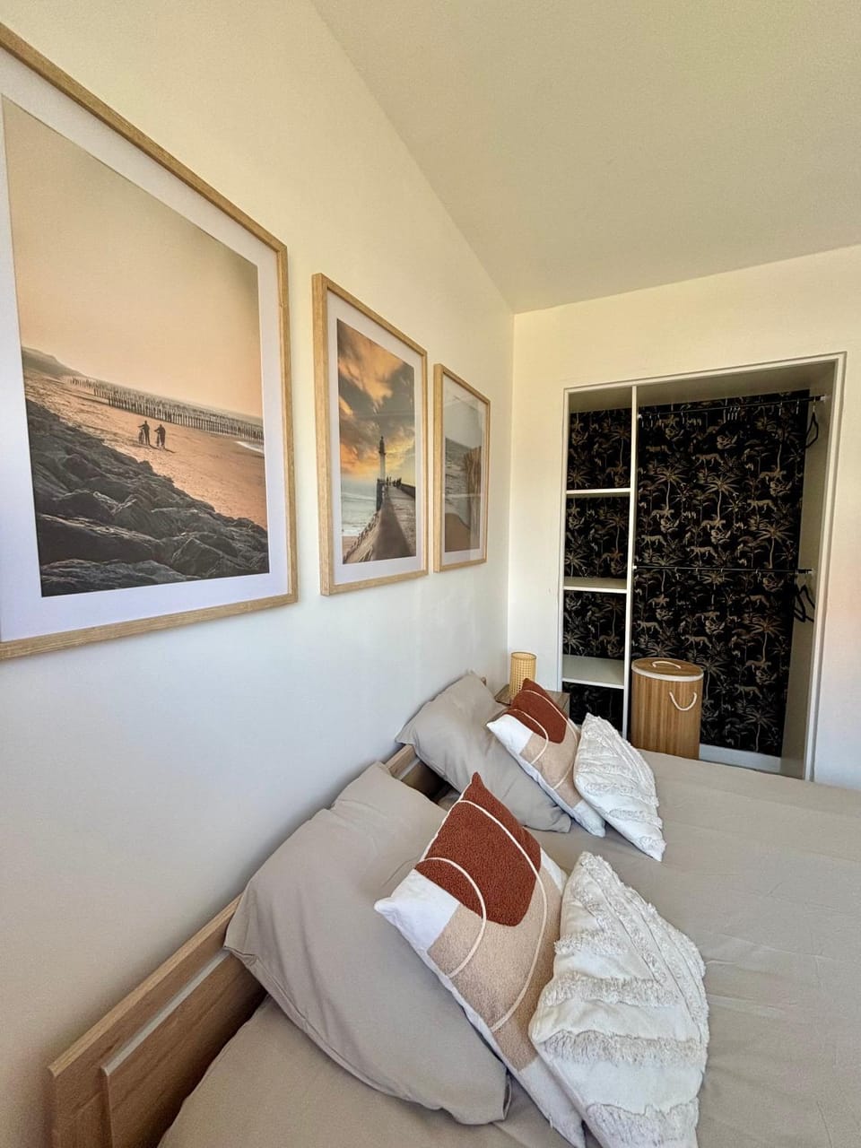 Bed, Photo of the whole room, Bedroom