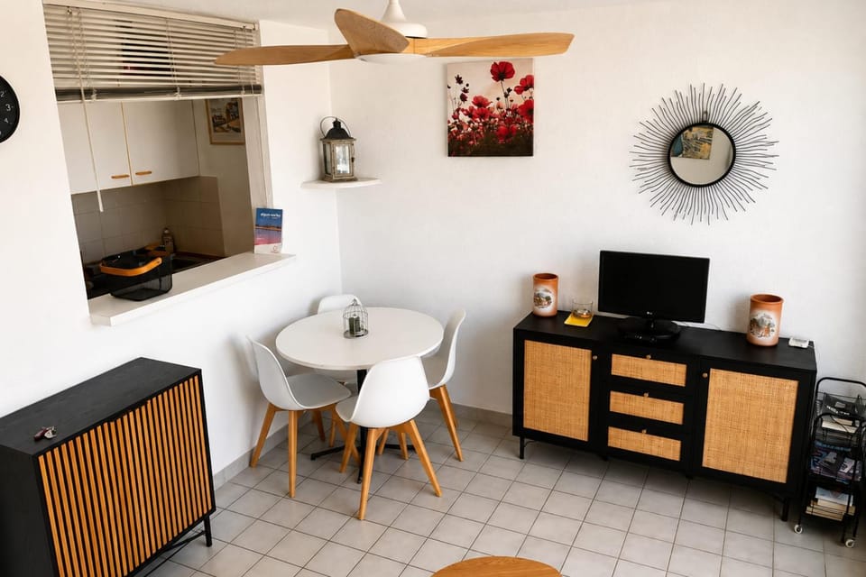 TV and multimedia, Kitchen or kitchenette, Living room, Seating area, Dining area