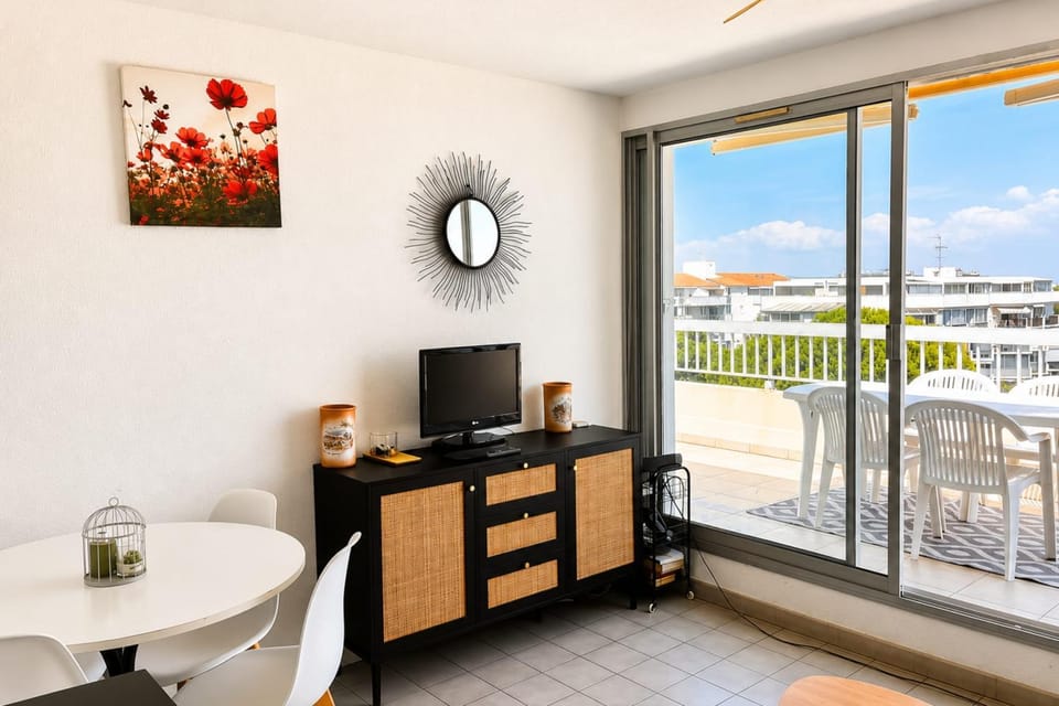 Patio, Natural landscape, TV and multimedia, View (from property/room), Balcony/Terrace, Living room, Seating area, Dining area