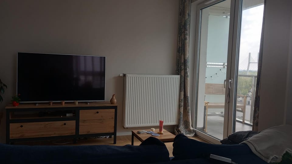 TV and multimedia, Living room, Seating area, Evening entertainment, internet