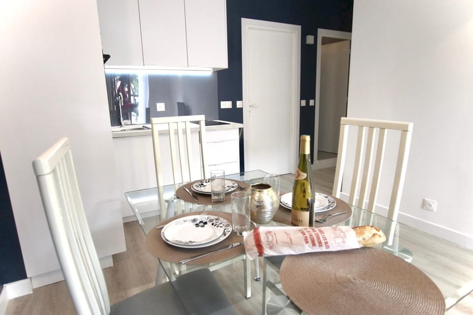 Kitchen or kitchenette, Dining area