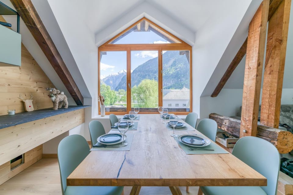 Living room, Dining area, Mountain view