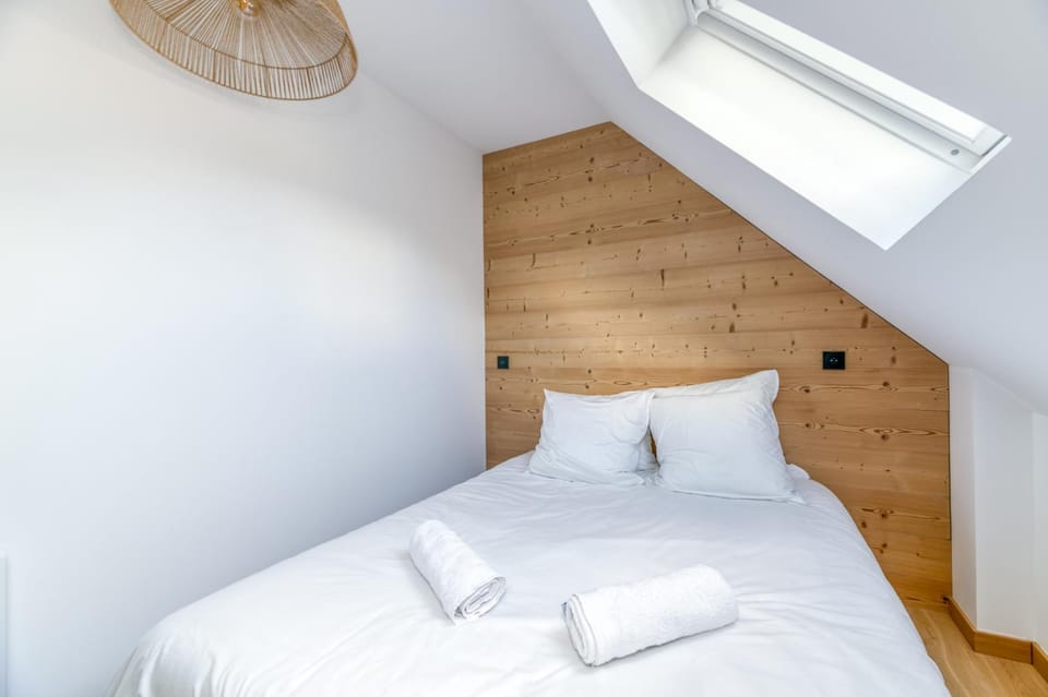 Bed, Photo of the whole room, towels
