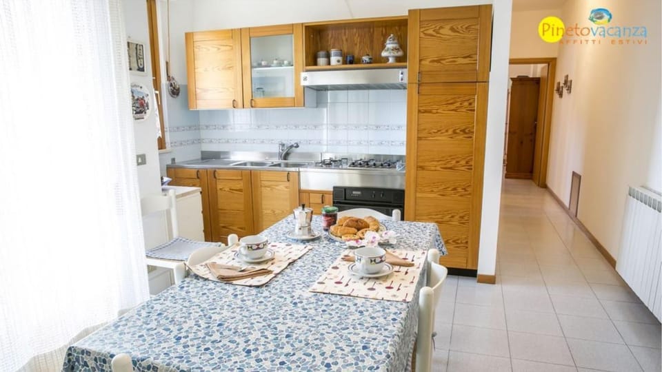 Kitchen or kitchenette, Dining area, oven, stove