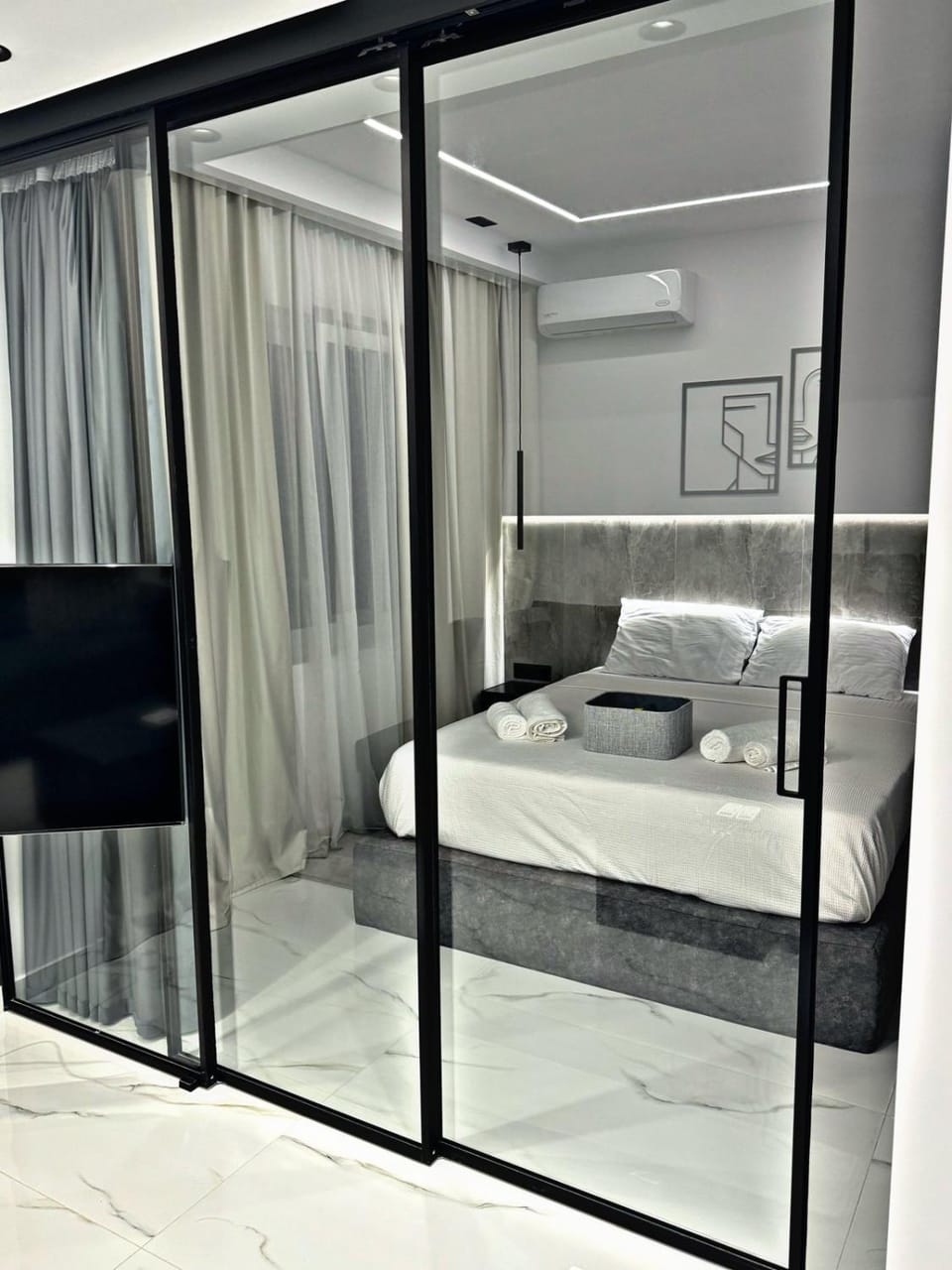 Bed, Living room, Photo of the whole room, Seating area, Bedroom