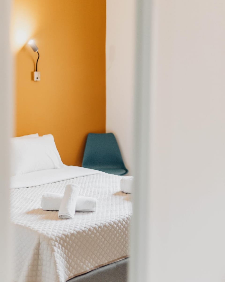 Bed, towels