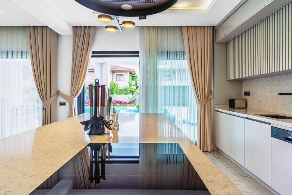 Kitchen or kitchenette, Dining area, minibar, stove