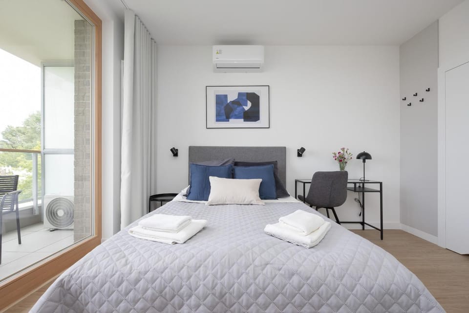 Bed, Living room, Photo of the whole room, Seating area, Bedroom, towels, air conditioner