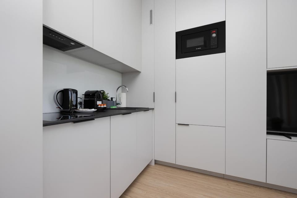 Coffee/tea facilities, Kitchen or kitchenette, stove