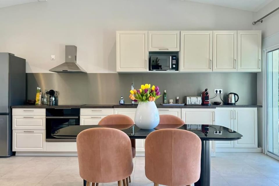 Coffee/tea facilities, stove, toaster
