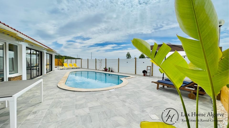 View (from property/room), Swimming pool, sunbed