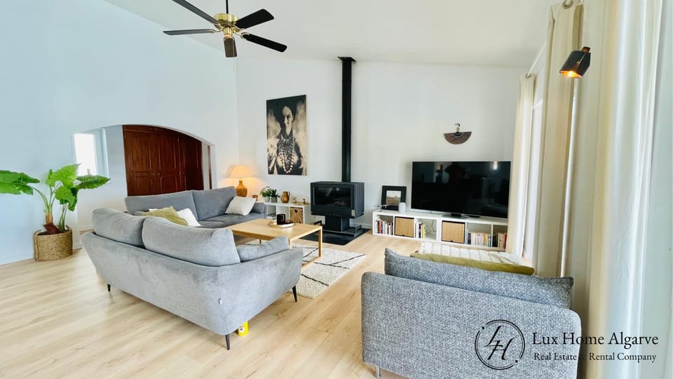 TV and multimedia, Living room, Seating area, fireplace