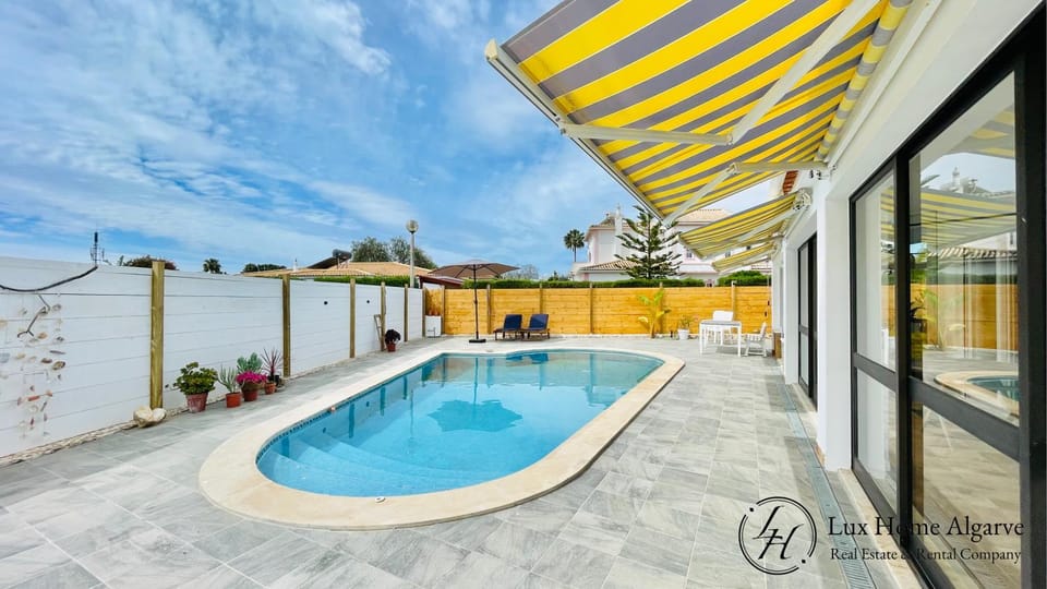 Pool view, Swimming pool, sunbed
