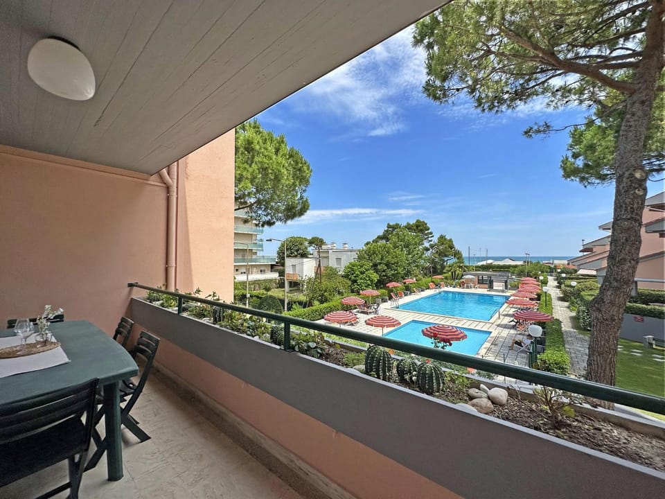 Property building, Day, Natural landscape, Balcony/Terrace, Balcony/Terrace, Dining area, Pool view, Swimming pool