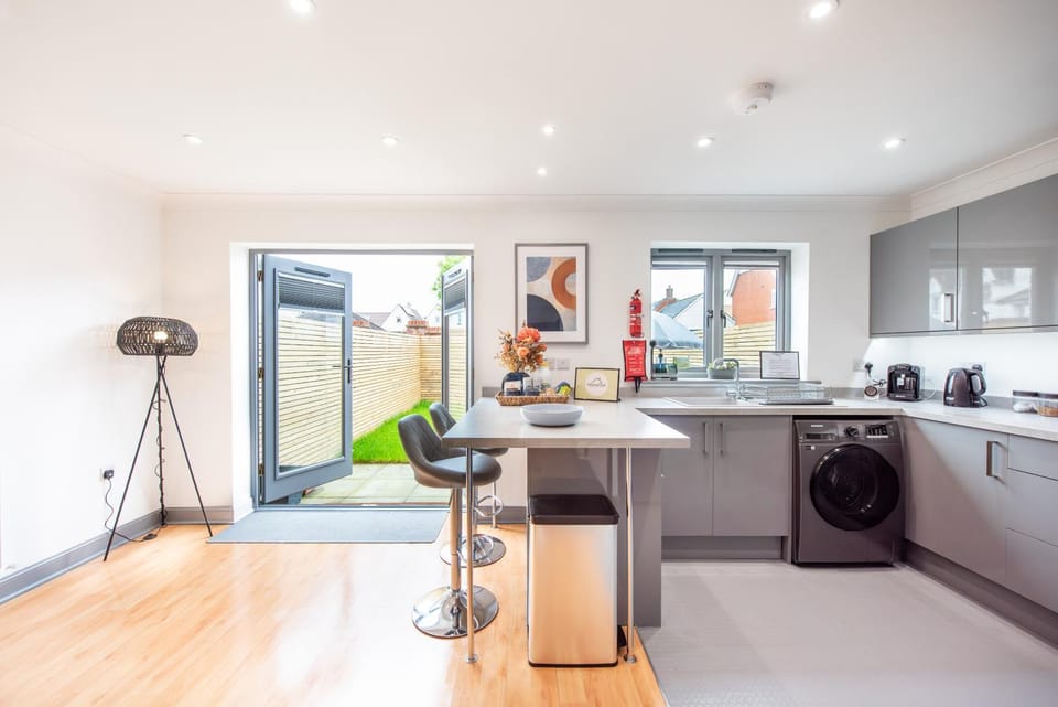 Kitchen or kitchenette, Garden view