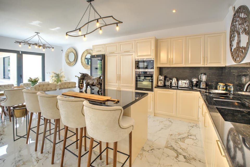 Property building, Kitchen or kitchenette, Living room