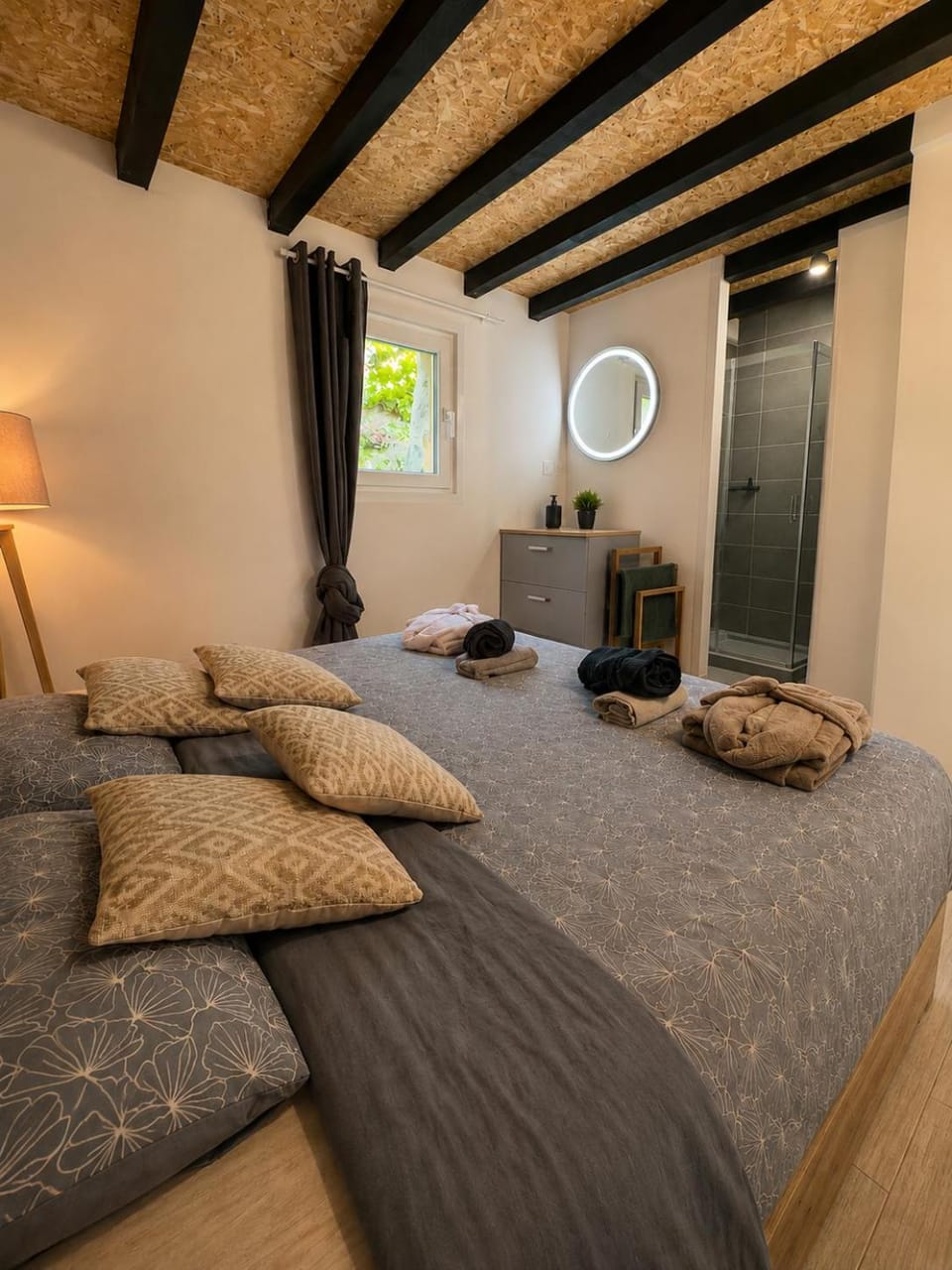 Bed, Photo of the whole room, Bedroom