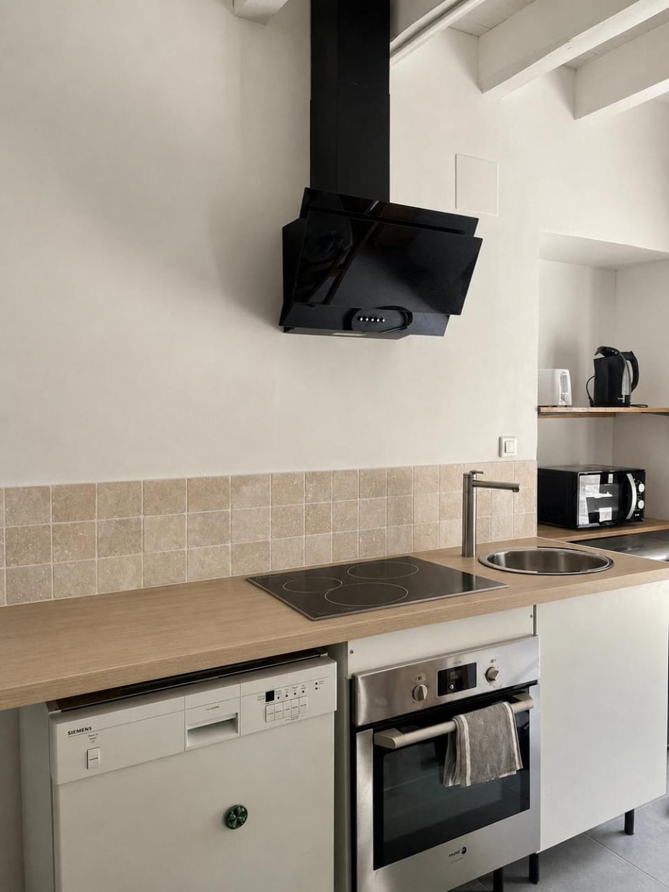 Coffee/tea facilities, Kitchen or kitchenette, oven, pet friendly, stove, toaster