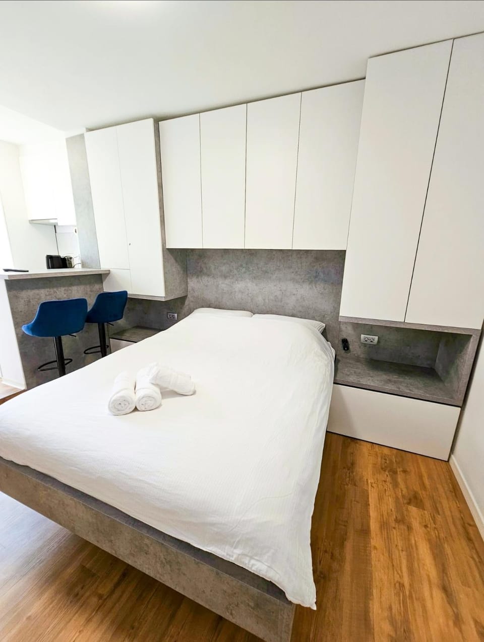 Bed, Bedroom, towels