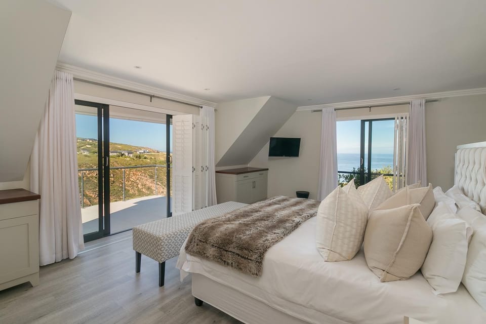 Bed, TV and multimedia, Bedroom